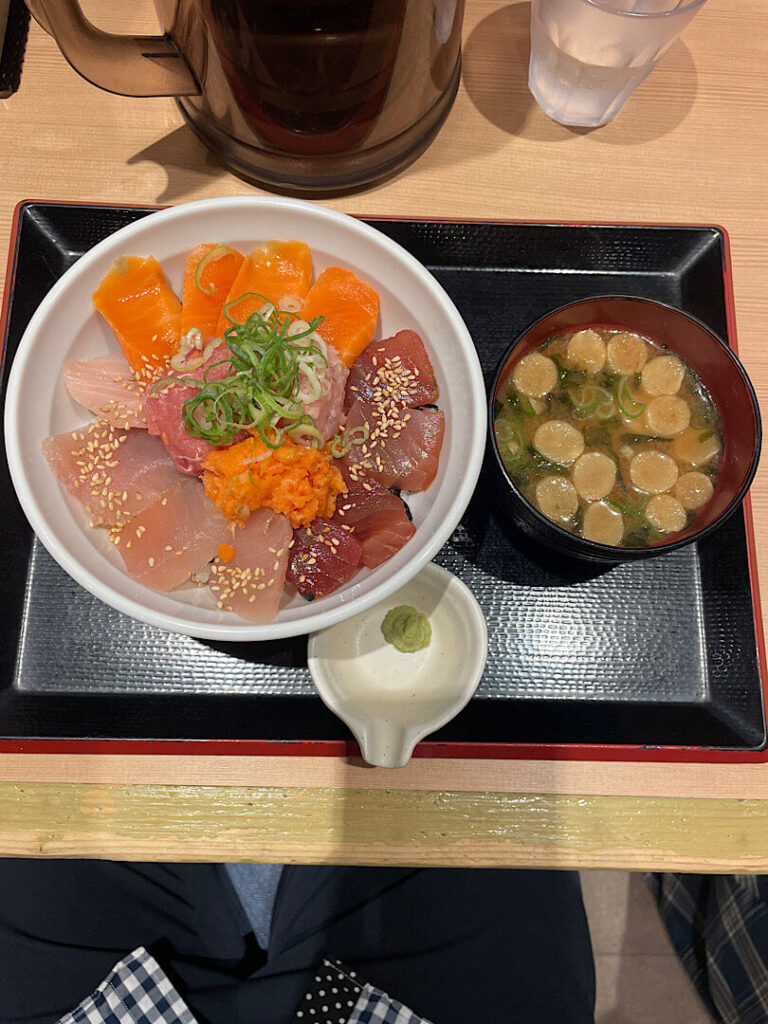 注文した得三崎丼（１）