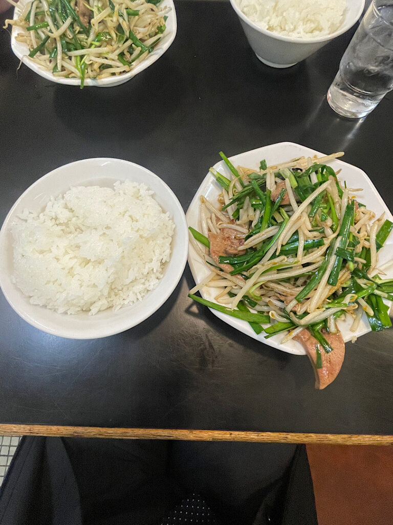 萬楽飯店のニラレバ炒め定食（１）