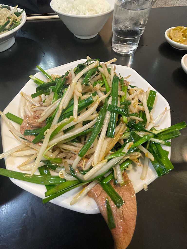 注文した、ニラレバ炒め定食（お皿から溢れそうな量）