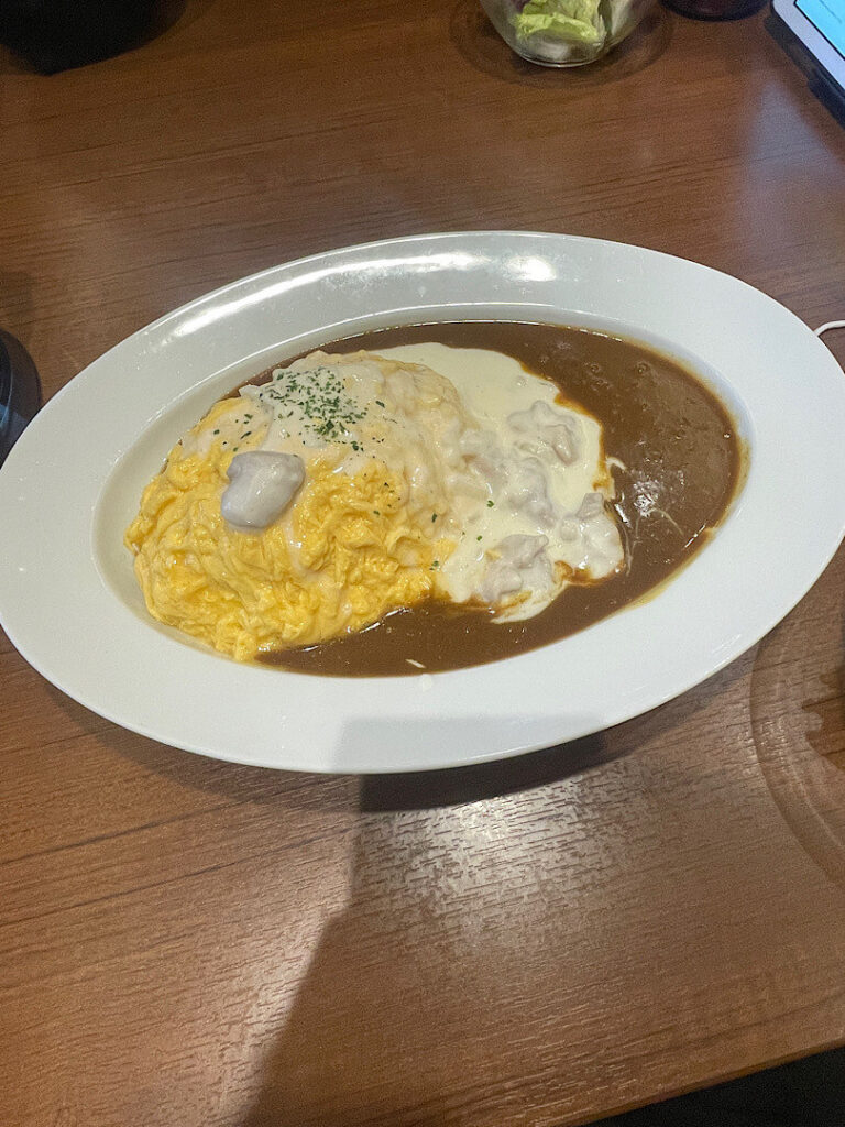 注文した、チキンクリームオムカレー（１）