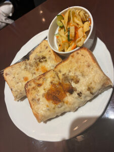 注文した、カフェ・トロワバグのグラタントースト(1)