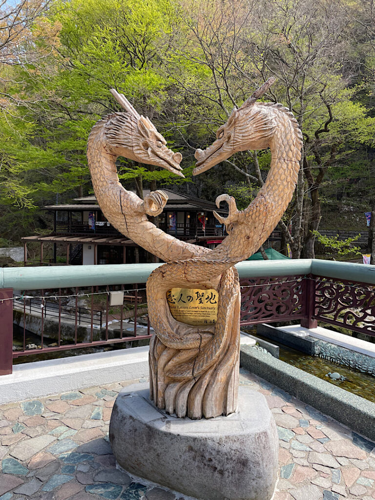 龍泉洞の入り口付近のダラゴンハート像